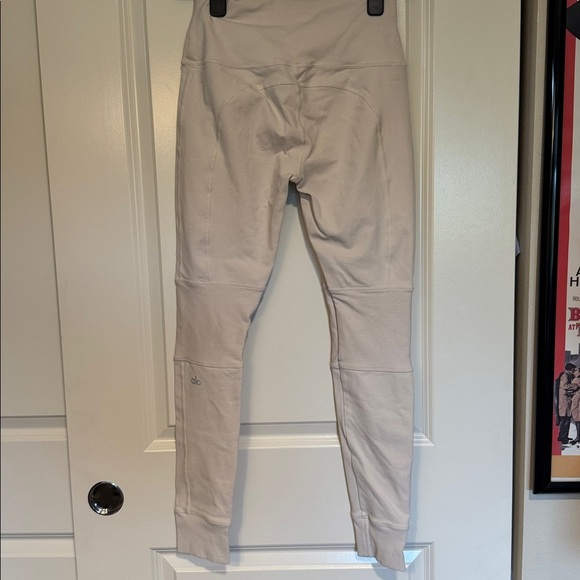 Alo yoga high waisted cream cargo leggings - Picture 7 of 13